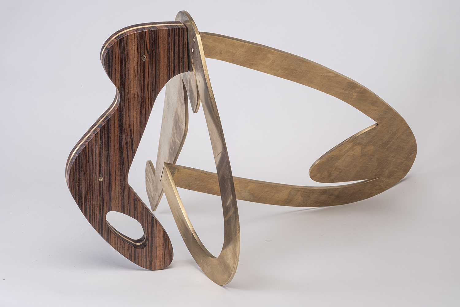 Recycling figures III – 52x62x49 cm, messing en zebranohout